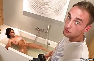XXX Osoba, która chce dobrze spędzić noc ze swoimi filmy porno ostre darmowe przyjaciółmi, a on