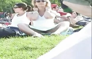 XXX Leży filmy erotyczne ostre na stole, drapie się