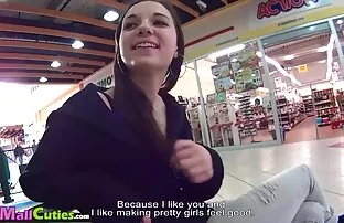 XXX Rosyjska dziewczyna darmowe ostre filmy skacze w całą dziurę