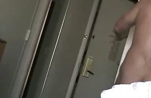 XXX Kelnerka namówiła gości ostre filmy xxx i podała mu filiżankę kawy.