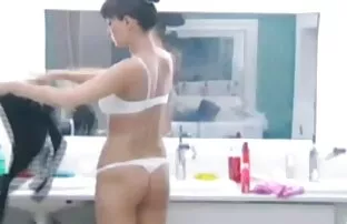 XXX Zobaczyłem ostry seks filmy za darmo młodą dziewczynę siedzącą w jego ustach, a potem usiadł.